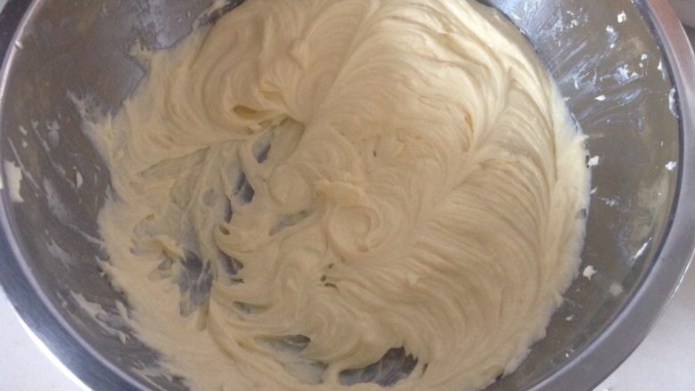 海盐酸奶芝士蛋糕,软化后加入30克细砂糖用电动打蛋器搅打至顺滑无颗粒状态。