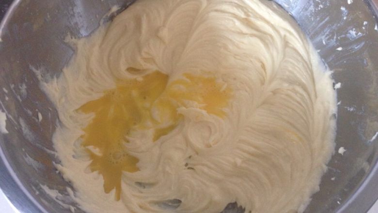 海盐酸奶芝士蛋糕,一颗全蛋液打散搅拌均匀在一个碗中，分次加入奶酪黄油糊中，每次都搅打均匀之后再加入下一次蛋液。