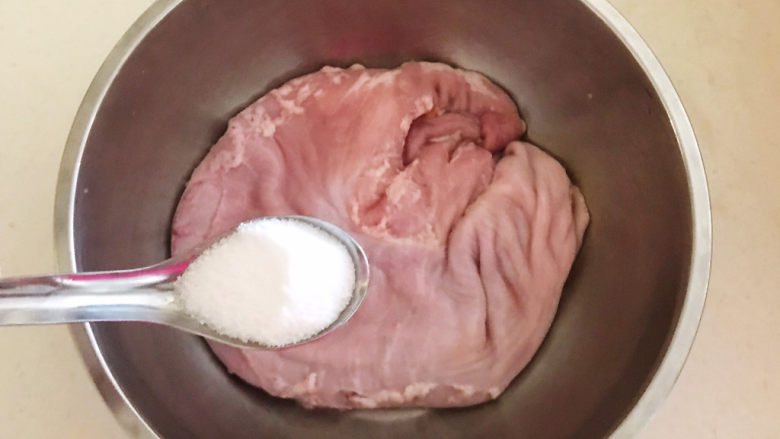 凉拌猪肚丝,加入精盐，揉搓至没有粘液