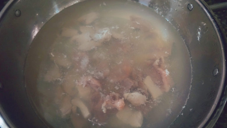 猪杂汤米线,水开后先倒入猪瘦肉和猪心，煮2-3分钟