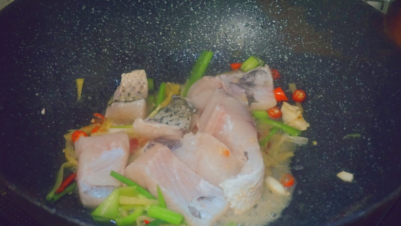 焖煮草鱼🐟,加入适量的盐