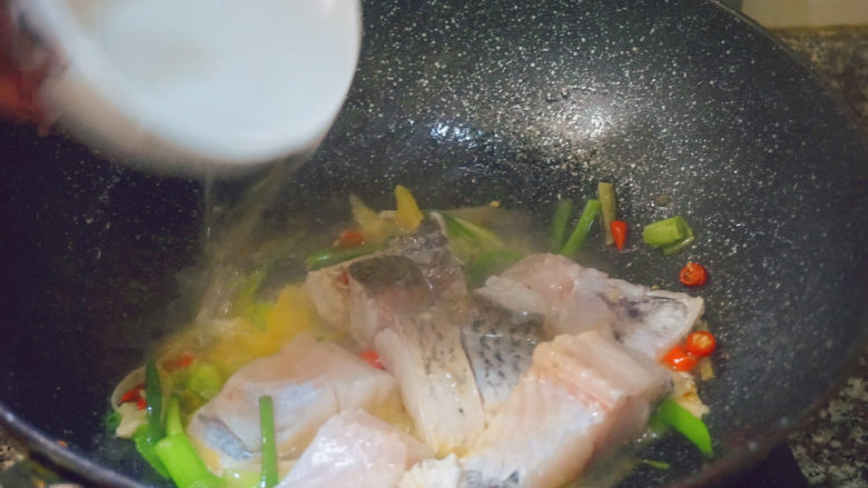 焖煮草鱼🐟,再加入适量的清水