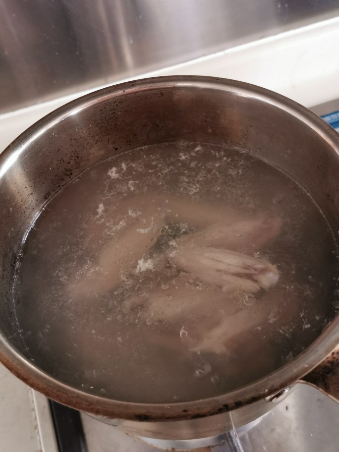 泡椒藕带炒鸡翅,放入鸡翅焯熟，捞起冲一下冷水。