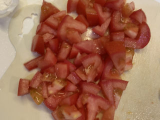 番茄浓汤面,番茄洗干净，切粒