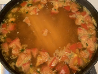 番茄浓汤面,煮开后放入面条，煮软后
