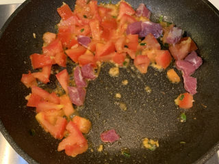 番茄浓汤面,放入准备好的肉片，翻炒一会儿，炒到肉变色