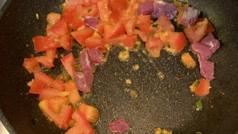 番茄浓汤面,放入准备好的肉片，翻炒一会儿，炒到肉变色