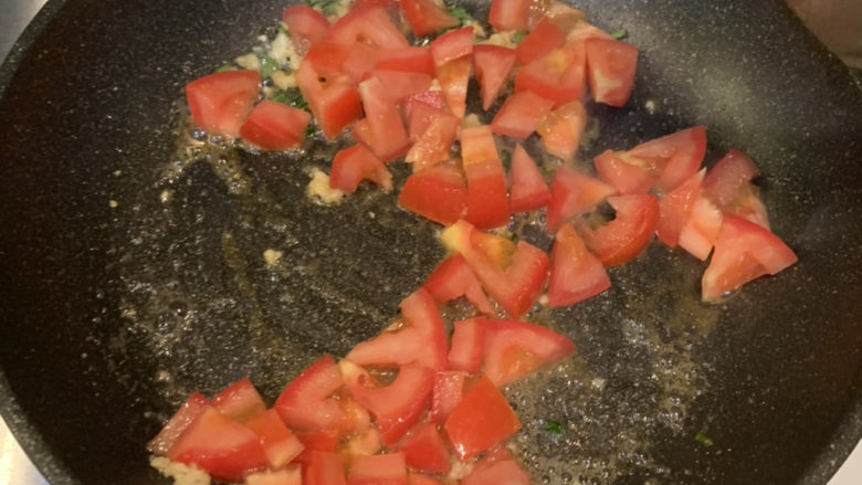 番茄浓汤面,放入番茄粒翻炒均匀，炒软出汁