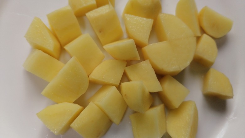 鹌鹑蛋焖土豆,将土豆切成均匀的块状