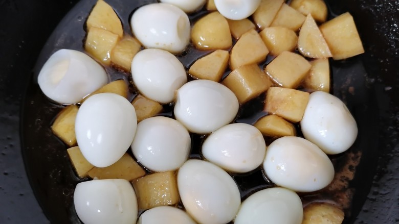 鹌鹑蛋焖土豆,煮一会之后放入鹌鹑蛋一起炖