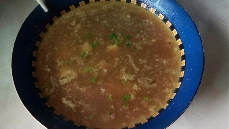 紫菜虾皮汤,盛入汤碗中，撒上葱花。

