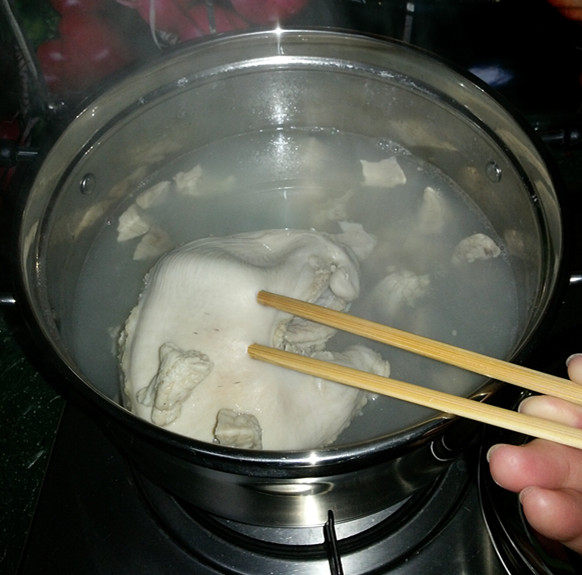 爆炒猪肚,用水焯沸后，再重新放入清水锅中，加葱姜煮开，倒料酒去腥，转小火煮至筷子能戳动即可