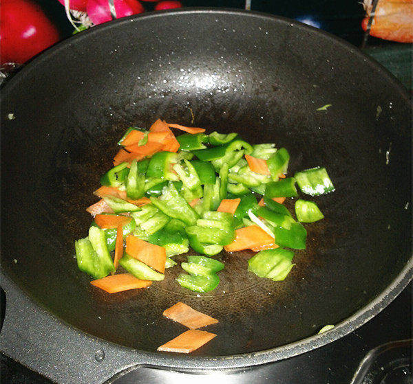 爆炒猪肚,锅热倒油，放入青椒胡萝卜，加点盐炒至断生后盛出