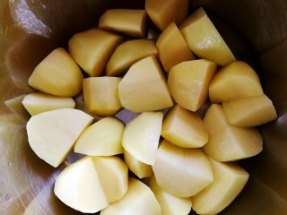 香酥小土豆,切成小块儿。
