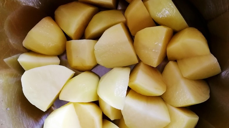 香酥小土豆,切成小块儿。