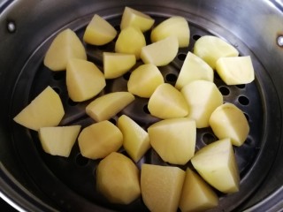 香酥小土豆,上蒸锅，水开中火蒸20分钟。