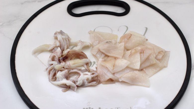 蚝香蒜薹鱿鱼小炒,把鱿鱼板去除外皮后，用刀切成块，再改花刀，鱿鱼头一切两开。