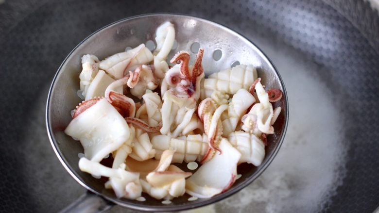 蚝香蒜薹鱿鱼小炒,再把腌制好的鱿鱼焯水，变色即可捞出沥干备用。
