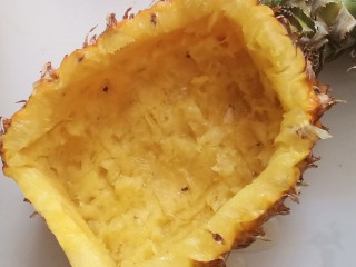 菠萝饭,把里面的果肉挖出来，可以用刀十字切。
