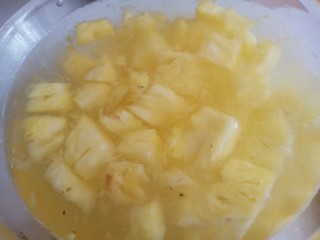 菠萝饭,果肉放在盐水中浸泡一会，不然吃的时候舌头容易发涩