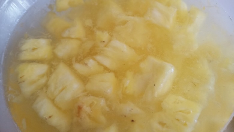 菠萝饭,果肉放在盐水中浸泡一会，不然吃的时候舌头容易发涩