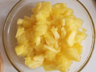 菠萝饭,把菠萝肉用清水冲净表面的盐分，沥干备用