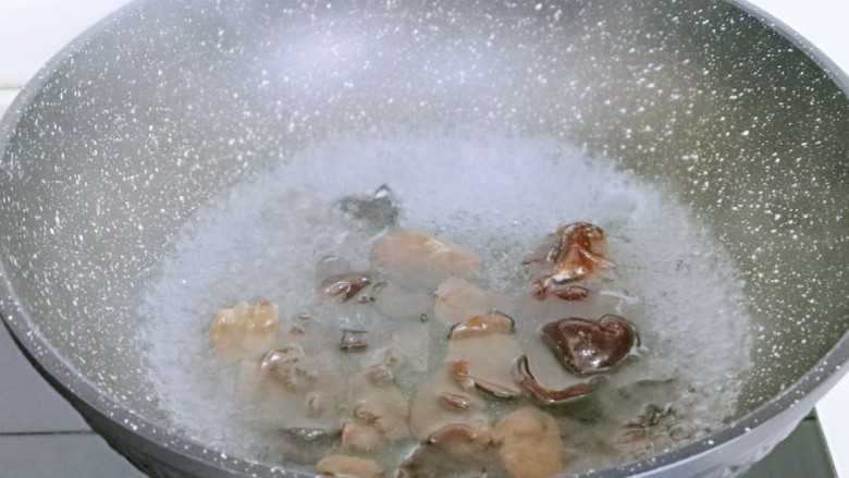凉拌腐竹黄瓜,泡发的木耳焯水，水开后煮1分钟捞出淋干水分。