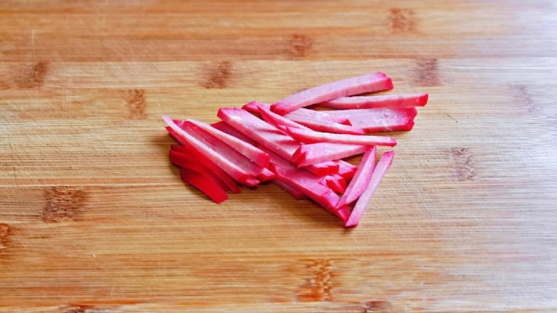 青椒炒腐竹,上海红肠切条，没有的可以用其它肠代替，也可以不放。