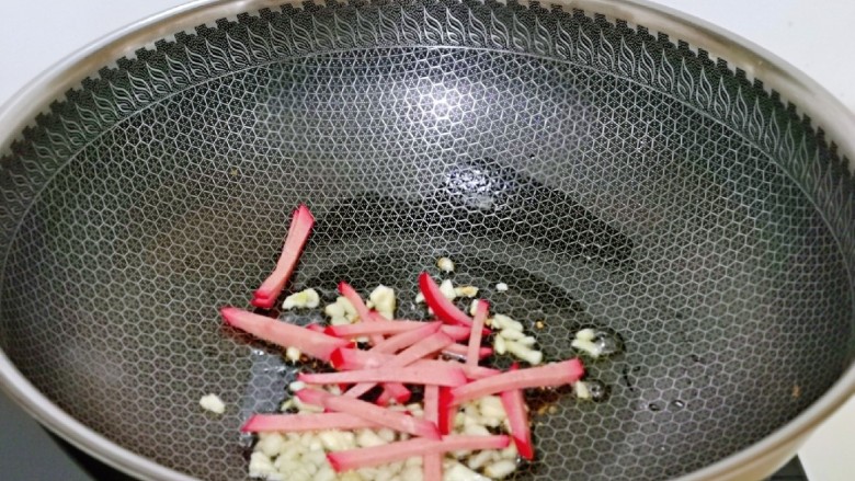青椒炒腐竹,加入红肠条，小火翻炒。
