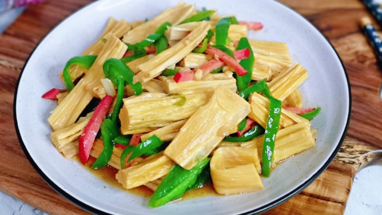 青椒炒腐竹,这道菜无需收汁，有点汤才更好吃。