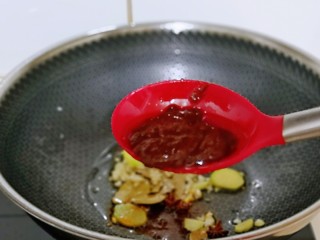 红烧鹌鹑蛋,再加入豆瓣酱翻炒。