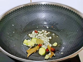 红烧鹌鹑蛋,起油锅，加入姜蒜，八角，香叶煸炒。