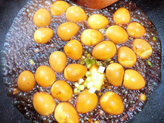 红烧鹌鹑蛋,放入葱姜翻炒均匀，倒入100ml水。