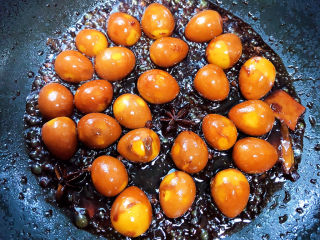 红烧鹌鹑蛋,小火慢慢收汁，即可出锅了。