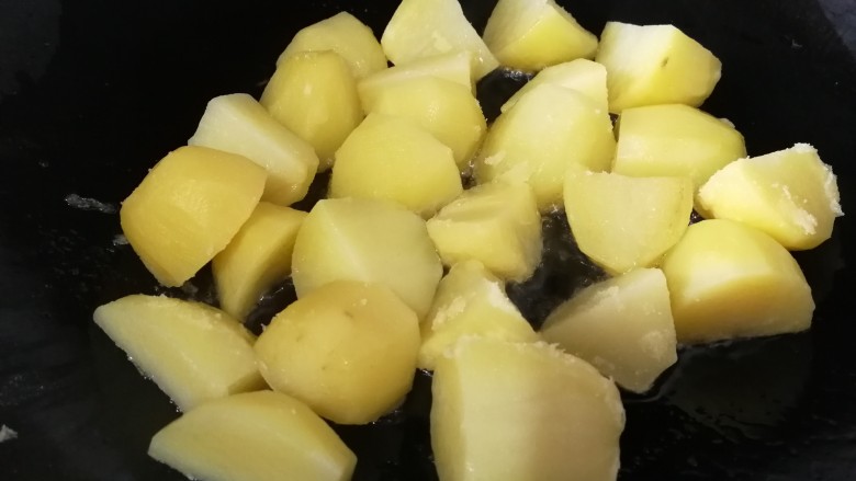 香酥小土豆,油热放入蒸好的小土豆，文火煎2分钟，中途不要翻动。