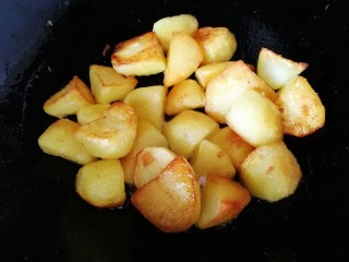 香酥小土豆,直到土豆全部煎的焦黄。
