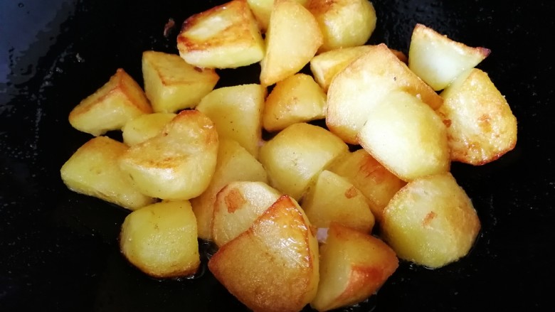 香酥小土豆,直到土豆全部煎的焦黄。