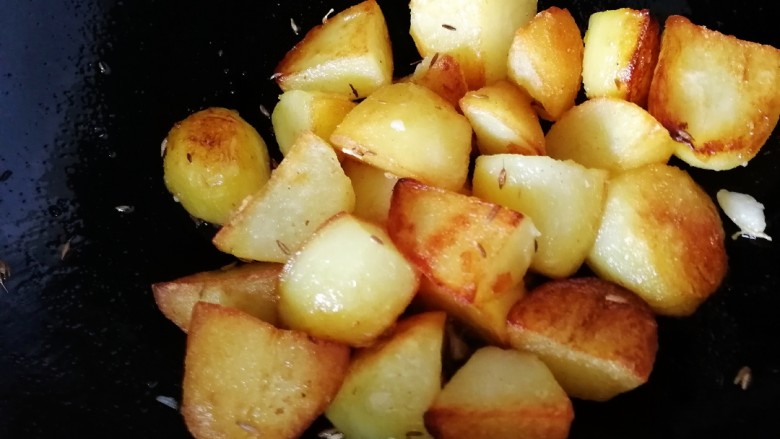 香酥小土豆,小火和土豆炒匀。