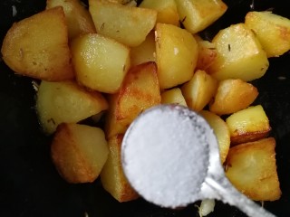 香酥小土豆,均匀洒入一小勺盐。