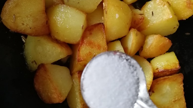 香酥小土豆,均匀洒入一小勺盐。