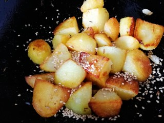 香酥小土豆,洒入一勺白芝麻。