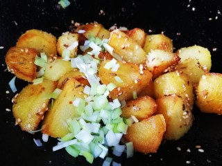 香酥小土豆,洒上一些烧烤蘸料和葱花，小火翻炒一下即可。