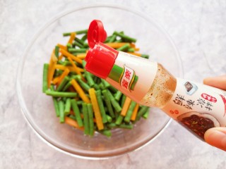 凉拌豇豆,控过水的豇豆胡萝卜放入盆里，加入鲜辣凉拌调味汁，再根据自己的口味加入盐、香醋和生抽。