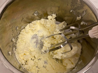 巴斯克芝士蛋糕,用打蛋器低速将奶油奶酪打至软化
