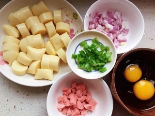 铁板日本豆腐,日本豆腐切的稍厚些，不容易烂，葱头切丁，香葱切碎，火腿肠切丁，鸡蛋打散。