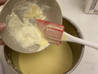 巴斯克芝士蛋糕,把低筋粉奶油混合糊倒入奶油奶酪糊中搅拌均匀，同时预热烤箱210度，35分钟