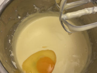 巴斯克芝士蛋糕,再加入一个蛋继续搅拌，两个蛋一定要分次加入，混合后才能加入另一个