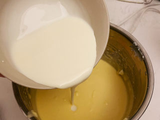 巴斯克芝士蛋糕,把剩余的奶油倒入奶油奶酪糊中搅匀