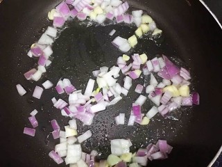铁板日本豆腐,起锅热油，炝香葱头