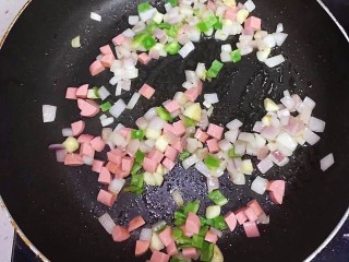 铁板日本豆腐,再加入火腿丁，少许香葱，中火翻炒。